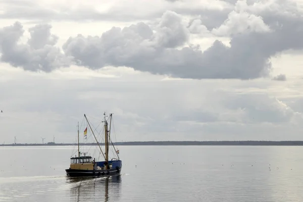 弗里斯兰 Afsluitdijk 2018年7月 渔船正在排空渔网 Aflsluitdijk 的平静 Peacfull Ijsslemeer — 图库照片