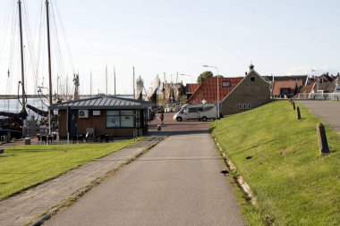 Hollanda, Friesland, Makkum, harbo için Temmuz 2018:Entrance