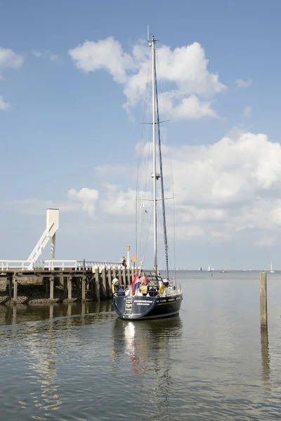 Países Bajos Frisia Hindeloopen Julio 2018 Yate Navegando Por Puerto —  Fotos de Stock