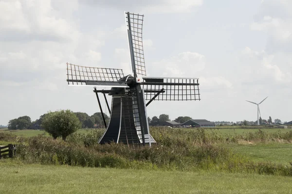 Holandia Friesland Lipca 2018 Historyczny Młyn Wodny Łące — Zdjęcie stockowe