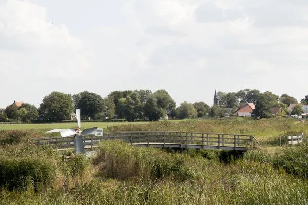 Hollanda, Friesland, Temmuz 2018: tarihsel watermill çayırda