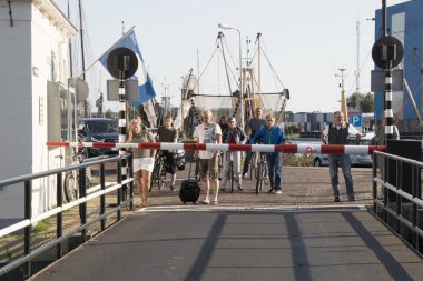 Hollanda, Friesland, Makkum, köprünün ope bekleyen Temmuz 2018:People