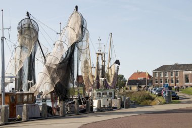 Hollanda, Friesland, Makkum, Temmuz 2018:Fishing tekneler içinde harbo demirleme