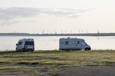 Hollanda, Friesland, Waddensea, july2018: bir iskelede Wadden Denizi üzerinde kamp 