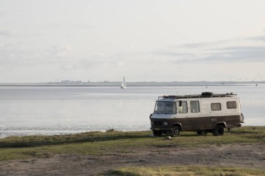 Hollanda, Friesland, Waddensea, july2018: bir iskelede Wadden Denizi üzerinde kamp 