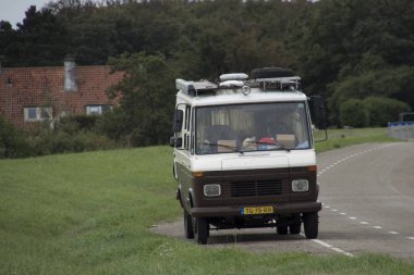 Hollanda, Norh Holland, Temmuz 2018: kamp araba park edilmiş bir dike yakın Den Oever üzerinde