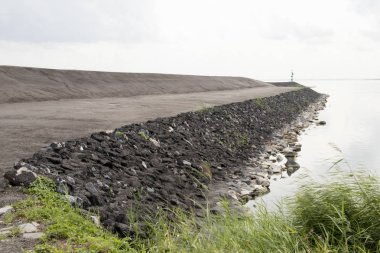 Hollanda, Markermeer, Ijsselmeer, Houtrib-dike, Temmuz 2018: Hollandalı olan strenghting onların penseyi dünya çapında ısınma için bir cevap olarak