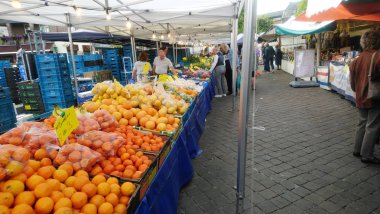 Hollanda, Limburg, Eygeslhoven, Temmuz 2018: haftalık Eygelshoven piyasada çok kalabalık bir olanıdır.