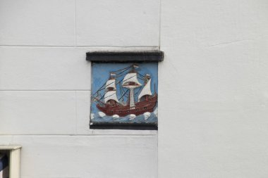 Hollanda, Kuzey-Holland, Medemblik, Temmuz 2018:memorial tablet bir duvarındaki