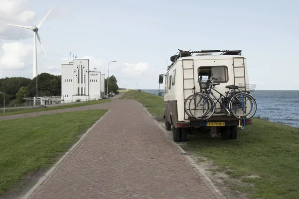 Holandia Holandia Północna Medemblik 2018 Camper Lipca Zaparkowany Zuiderdijk Pobliżu — Zdjęcie stockowe