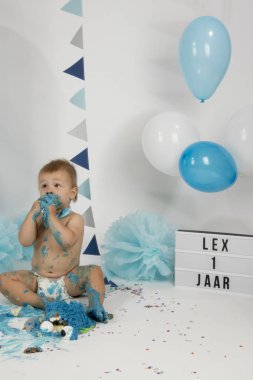 Hollanda, Limburg, Heerlen, Eylül 2018:Babyboy celibrates ilk Doğum günü ve zevk'ın bir smashcake
