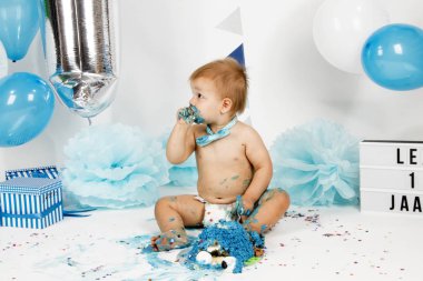 Hollanda, Limburg, Heerlen, Eylül 2018:Babyboy celibrates ilk Doğum günü ve zevk'ın bir smashcake