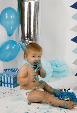 Hollanda, Limburg, Heerlen, Eylül 2018:Babyboy celibrates ilk Doğum günü ve zevk'ın bir smashcake