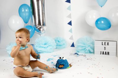 Hollanda, Limburg, Heerlen, Eylül 2018:Babyboy celibrates ilk Doğum günü ve zevk'ın bir smashcake
