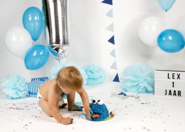 Hollanda, Limburg, Heerlen, Eylül 2018:Babyboy celibrates ilk Doğum günü ve zevk'ın bir smashcake