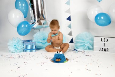 Hollanda, Limburg, Heerlen, Eylül 2018:Babyboy celibrates ilk Doğum günü ve zevk'ın bir smashcake