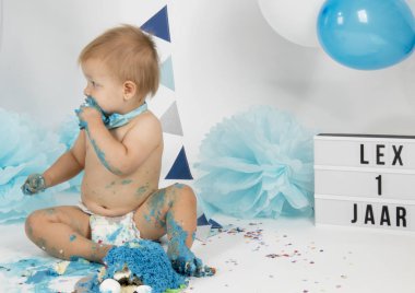 Hollanda, Limburg, Heerlen, Eylül 2018:Babyboy celibrates ilk Doğum günü ve zevk'ın bir smashcake