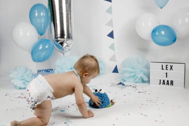 Hollanda, Limburg, Heerlen, Eylül 2018:Babyboy celibrates ilk Doğum günü ve zevk'ın bir smashcake