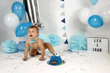 Hollanda, Limburg, Heerlen, Eylül 2018:Babyboy celibrates ilk Doğum günü ve zevk'ın bir smashcake