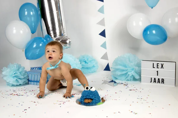 Hollanda, Limburg, Heerlen, Eylül 2018:Babyboy celibrates ilk Doğum günü ve zevk'ın bir smashcake
