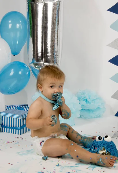 Hollanda, Limburg, Heerlen, Eylül 2018:Babyboy celibrates ilk Doğum günü ve zevk'ın bir smashcake