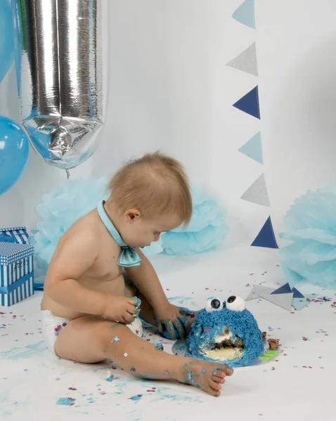 Hollanda, Limburg, Heerlen, Eylül 2018:Babyboy celibrates ilk Doğum günü ve zevk'ın bir smashcake