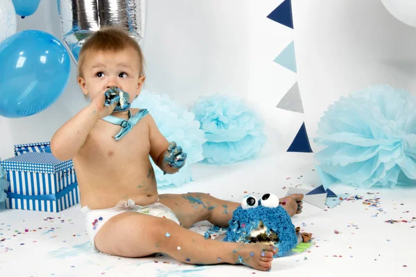 Hollanda, Limburg, Heerlen, Eylül 2018:Babyboy celibrates ilk Doğum günü ve zevk'ın bir smashcake