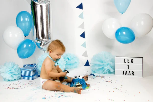 Hollanda, Limburg, Heerlen, Eylül 2018:Babyboy celibrates ilk Doğum günü ve zevk'ın bir smashcake