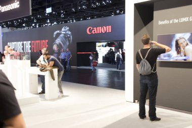 Almanya, Köln, september2018: insanlar Köln o dünyanın en büyük photofairs birini düzenlenen Photokina ziyaret