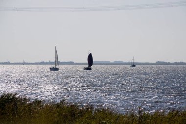 Hollanda, Noordoostpolder, Temmuz 2017: Ketelmeer navigasyon ticari nakliye yanı sıra tekne tarafından
