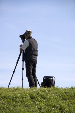Hollanda, Noordoostpolder, Temmuz 2017: bir dike üzerinde kuş gözlemcisi