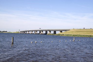 Hollanda, Noordoostpolder, Temmuz 2017: Ketelbrug olduğunu bir 800 metre uzunluğundaki Ketelmeer üzerinde Noordoostpolder ve Doğu Flevoland arasında bir bağlantı olan Hollandalı baskül köprü.