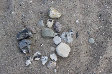 Bir daire taş döşeme sahilde kum