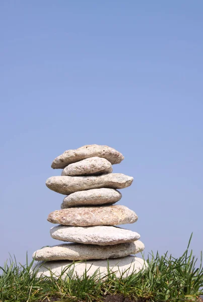 Pilha Pedras Grama Contra Céu Azul Brilhante — Fotografia de Stock