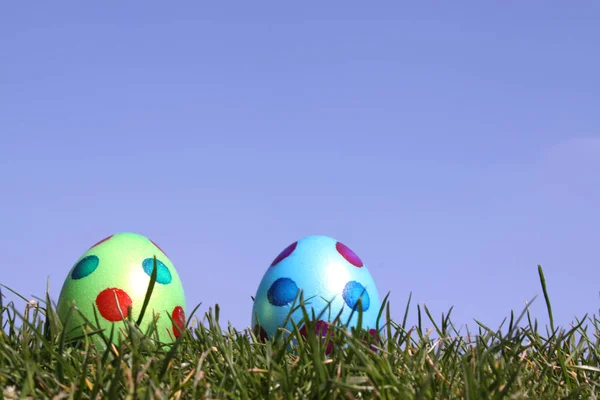 明るい青い空を背景に芝生のイースターの卵 — ストック写真