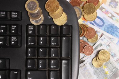 Bilgisayar klavye ve Euro para