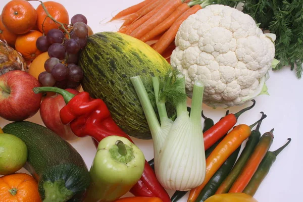 Samenstelling Van Groenten Fruit Tegen Een Witte Achtergrond Geïsoleerde — Stockfoto