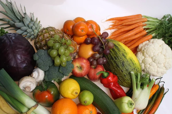 Zusammensetzung Von Obst Und Gemüse Vor Weißem Hintergrund — Stockfoto