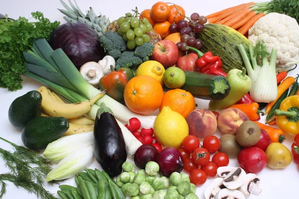 Samenstelling Van Groenten Fruit Tegen Een Witte Achtergrond Geïsoleerde — Stockfoto