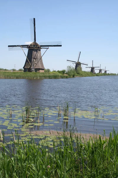 Mooie Scène Van Water Een Historische Windmolen — Stockfoto