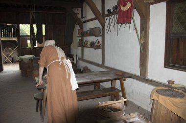 Hollanda, Zuid-Holland, Alphen aan de Rijn, Eylül 2018: orta yaşlı Archeon Açık Hava Müzesi salonu iç yaşayan tarih tarafından