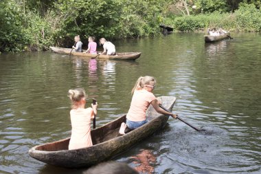 Hollanda, Zuid-Holland, Alphen aan de Rijn, Eylül 2018: öncesi tarihi ayarlama, kürek Archeon açık bir kanoyla içinde Açık Hava Müzesi yaşayan tarih tarafından