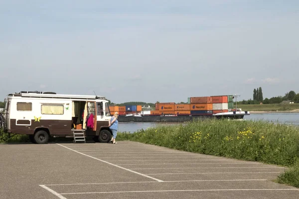 Hollanda, Gelderland, Zaltbommel, Brakel, Temmuz 2017: River Waal kamp otoparklar