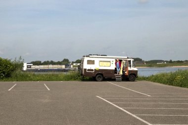 Hollanda, Gelderland, Zaltbommel, Brakel, Temmuz 2017: River Waal kamp otoparklar