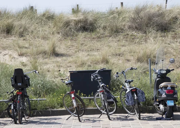 Fietsen geparkeerd op de duinen — Stockfoto