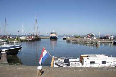 Hollanda, Kuzey, Holland, Marken, Ağustos 2018:Ferry Volendam üzerinden Marken liman girer.