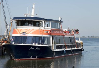 Hollanda, Kuzey, Holland, Marken, Ağustos 2018:Ferry Volendam üzerinden Marken liman girer.