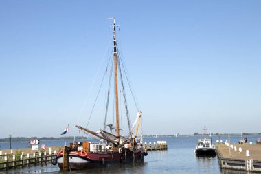 Hollanda, Kuzey, Holland, Marken, Ağustos 2018:Ships gidin limanda