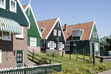 Hollanda, kuzeye, Holland, Marken, Ağustos 2018: Marken yarımadasında ahşap evler