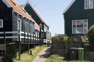 Hollanda, kuzeye, Holland, Marken, Ağustos 2018: Marken yarımadasında ahşap evler